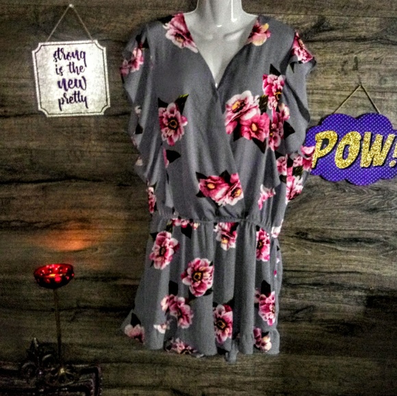 Umgee Pants - Umgee Floral Romper Size XL Wing NWOT
